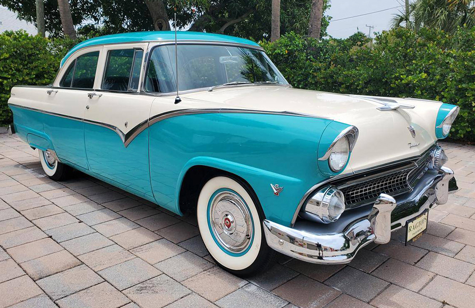 1955 Ford Fairlane Town Sedan&nbsp; right front